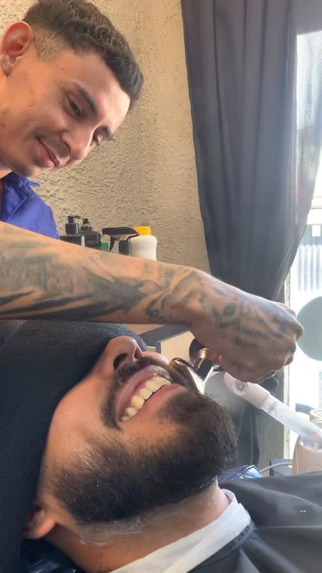 Barbeiro em ação na Street Barber